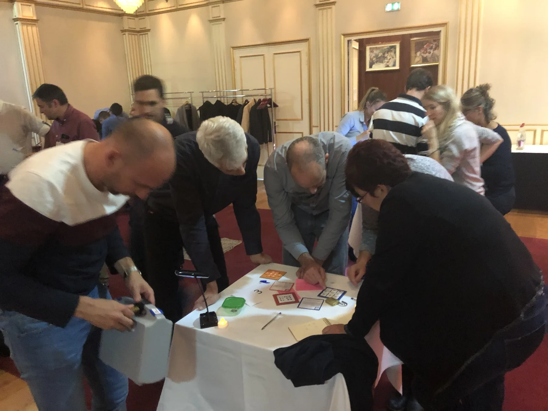 Équipe en animation de team building RSE en Île-de-France