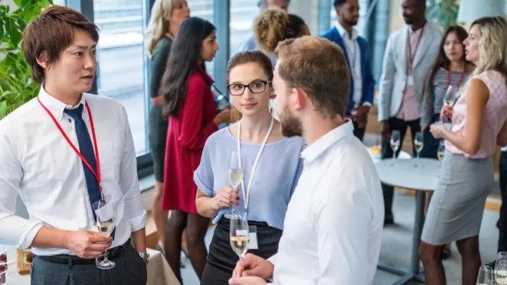 Groupe de collaborateurs en networking lors d'un séminaire